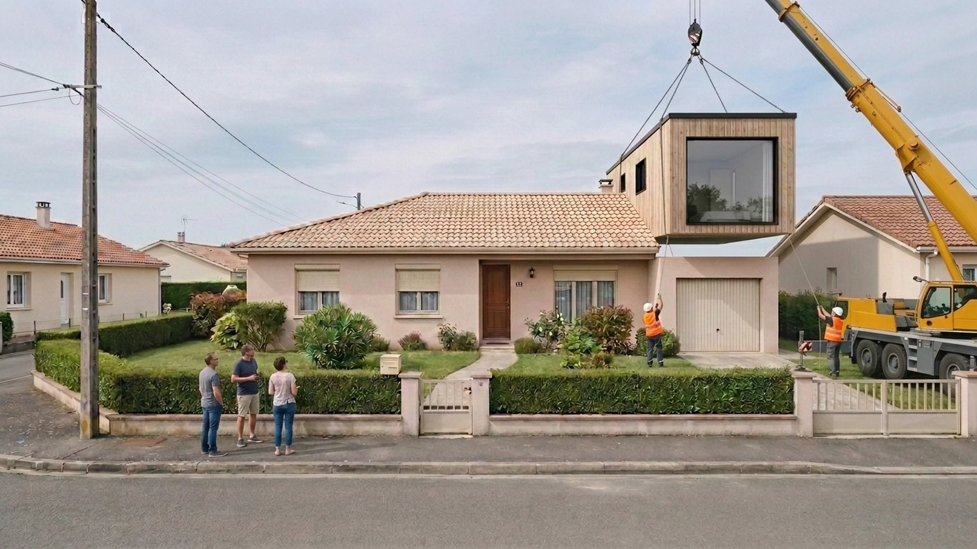 Module Nido levé à la grue au-dessus de la maison